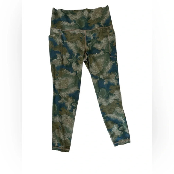 Athleta Breathable, UPF Rated, Quick Dry Camo Print 7/8” Leggings, Size Medium - Picture 4 of 9